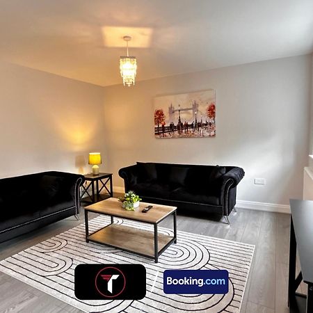 Spacious 4 Bedroom By Tara Stays Short Lets & Serviced Accommodation Aldershot With Free Wifi & Garden Extérieur photo