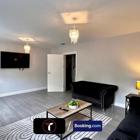 Spacious 4 Bedroom By Tara Stays Short Lets & Serviced Accommodation Aldershot With Free Wifi & Garden Extérieur photo