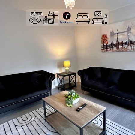 Spacious 4 Bedroom By Tara Stays Short Lets & Serviced Accommodation Aldershot With Free Wifi & Garden Extérieur photo