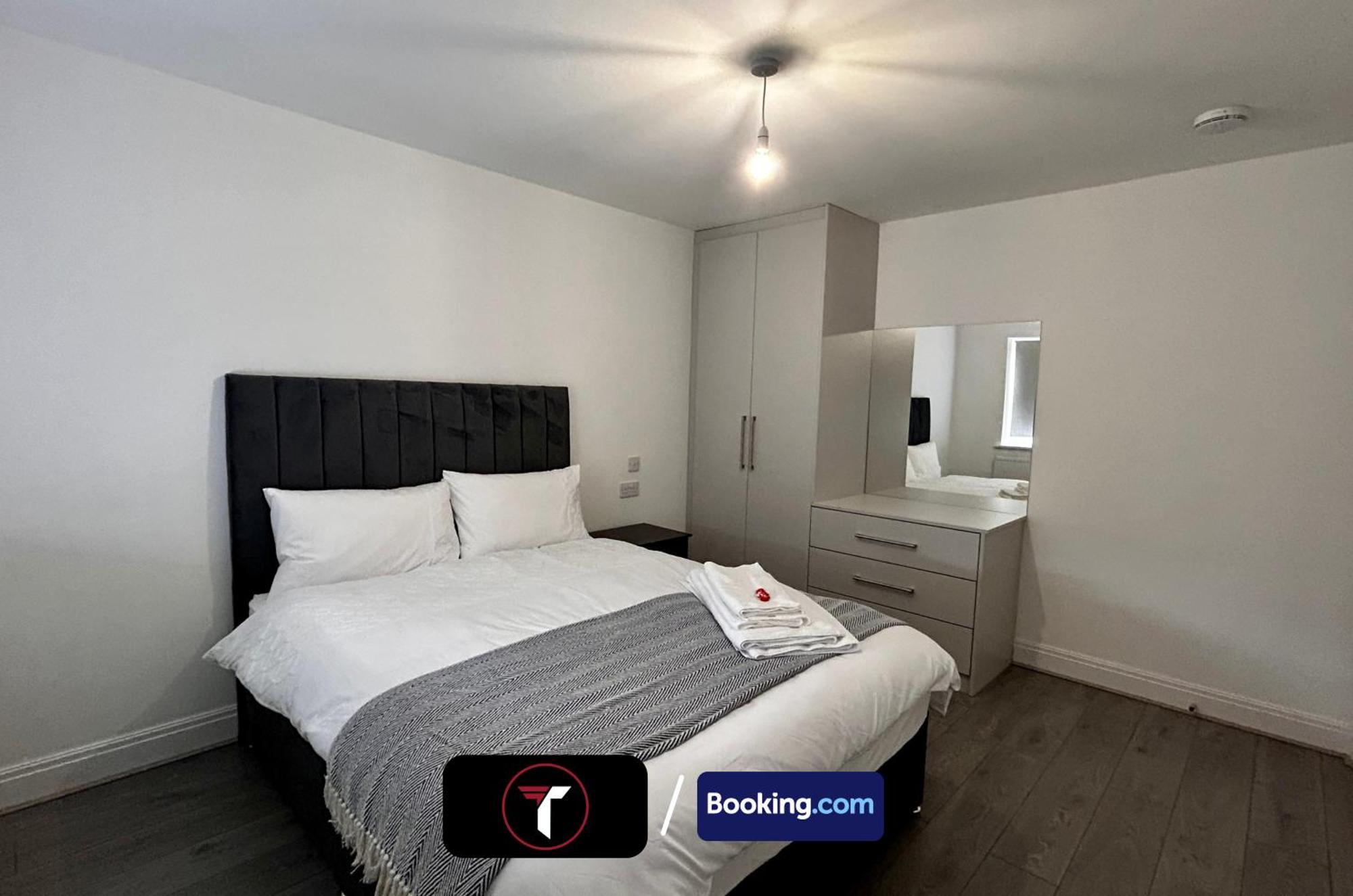 Spacious 4 Bedroom By Tara Stays Short Lets & Serviced Accommodation Aldershot With Free Wifi & Garden Extérieur photo