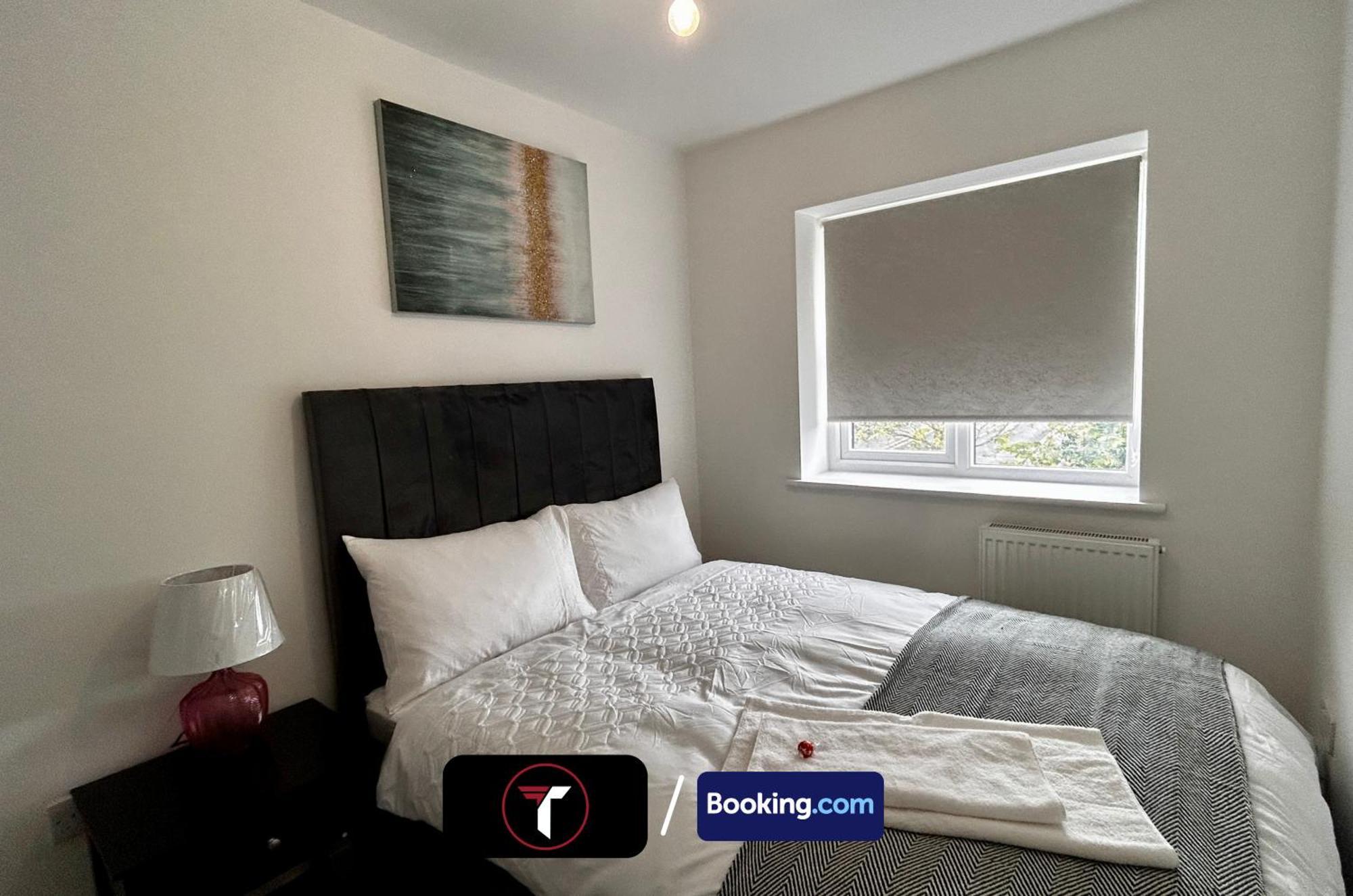 Spacious 4 Bedroom By Tara Stays Short Lets & Serviced Accommodation Aldershot With Free Wifi & Garden Extérieur photo