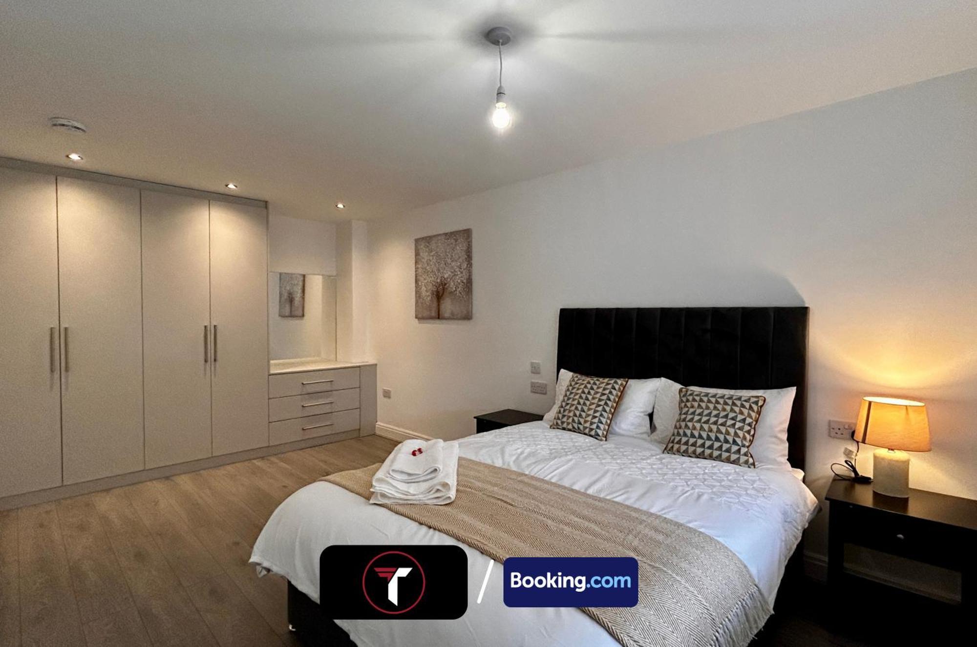 Spacious 4 Bedroom By Tara Stays Short Lets & Serviced Accommodation Aldershot With Free Wifi & Garden Extérieur photo